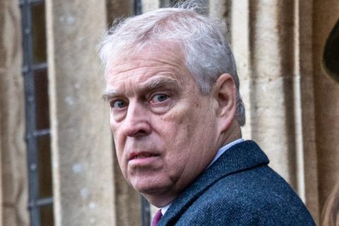 BIVŠI PRINC ENDRU PUŠTEN IZ PRITVORA: Posle 12 sati je ponovo na slobodi, objavljene fotografije na kojima izgleda izbezumljeno (FOTO)