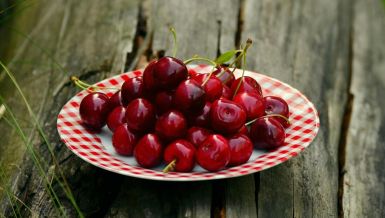 SUPERHRANA SA DRVETA: Ovo voće štiti srce i može uticati na san 