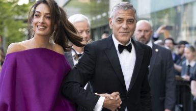 CEO SVET PRIČA O AUTFITU AMAL KLUNI KOJI JE OBUKLA ZA MUŽEV 65. ROĐENDAN: Pokazala noge dok je plažom šetala kao da je modna pista (FOTO)