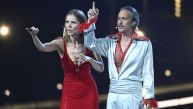 POČELO JE PRVO POLUFINALE EVROVIZIJE: Bogata voditeljka zablistala u crvenom, ostavila kolegu u senci