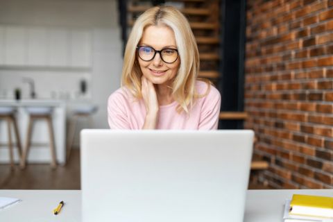 ŽENE NAKON 50. GODINE OVE FRIZURE TREBA DA IZBEGAVAJU: Frizeri kažu da ih čine i deceniju starijim 