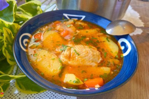 Recept za pravi pileći paprikaš bez brašna i zaprške: Trik sa krompirom učiniće da vaš paprikaš bude kremast i neodoljiv (video)