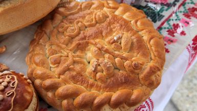 ŠTA SE RADI SA PARICOM KOJA SE PRONAĐE U ČESNICI? Mnogi prave grešku, a ovo je jedini pravi običaj 