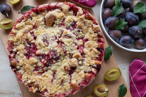 KRAMBL SA ŠLIVAMA I JOGURTOM: Sočan voćni desert koji se pravi bez mnogo muke (RECEPT)