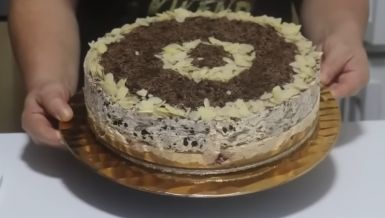 Ђурђевданска торта: Коре се не пеку, фил се не кува, укус је невероватан, а готова је за само пола сата (рецепт)