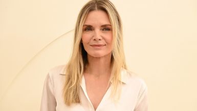 MIŠEL FAJFER NE PRATI TRENDOVE, ONDA IH DIKTIRA: Košulja san snova, ali nas su osvojile panatalone i njen stav (FOTO)