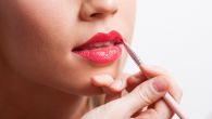 НОВА ТЕХНИКА ШМИНКАЊА ЗА ЕФЕКАТ ПУНИЈИХ УСАНА: Шта су замагљене усне -  хит 2026. године (ФОТО)