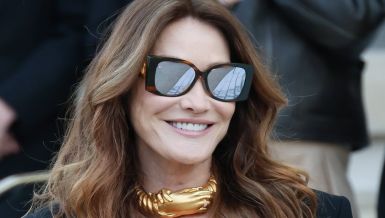 КАРЛА БРУНИ СЕ ПОЈАВИЛА НА НЕДЕЉИ МОДЕ У ИЗДАЊУ КОЈЕ ГОРИ: Мало која жена би се у 58. години усудила да обуче ово! (ВИДЕО)