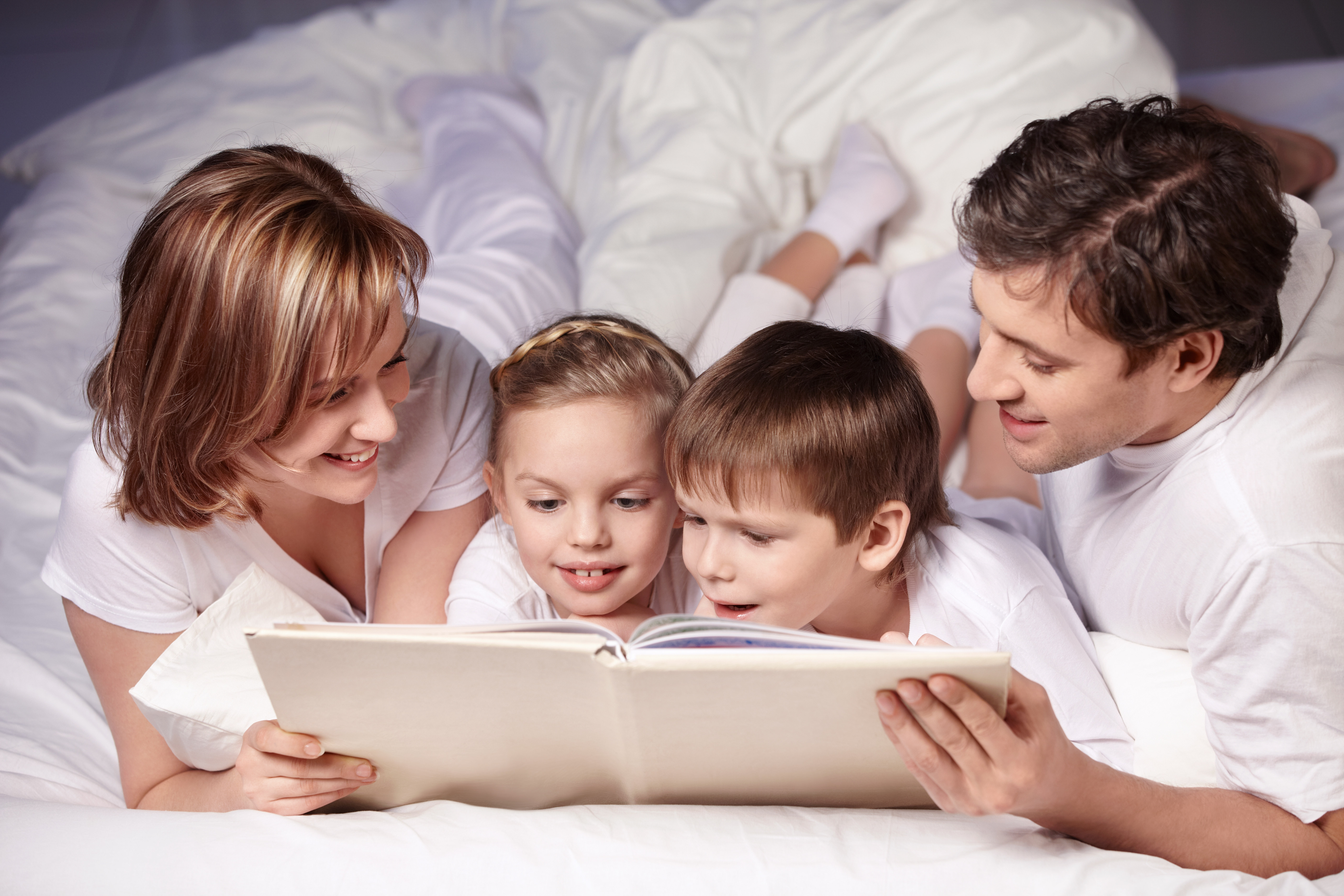 Сценарий семейное чтение. Родители и дети. Семейное чтение. Семья читает книгу. Родители читают.