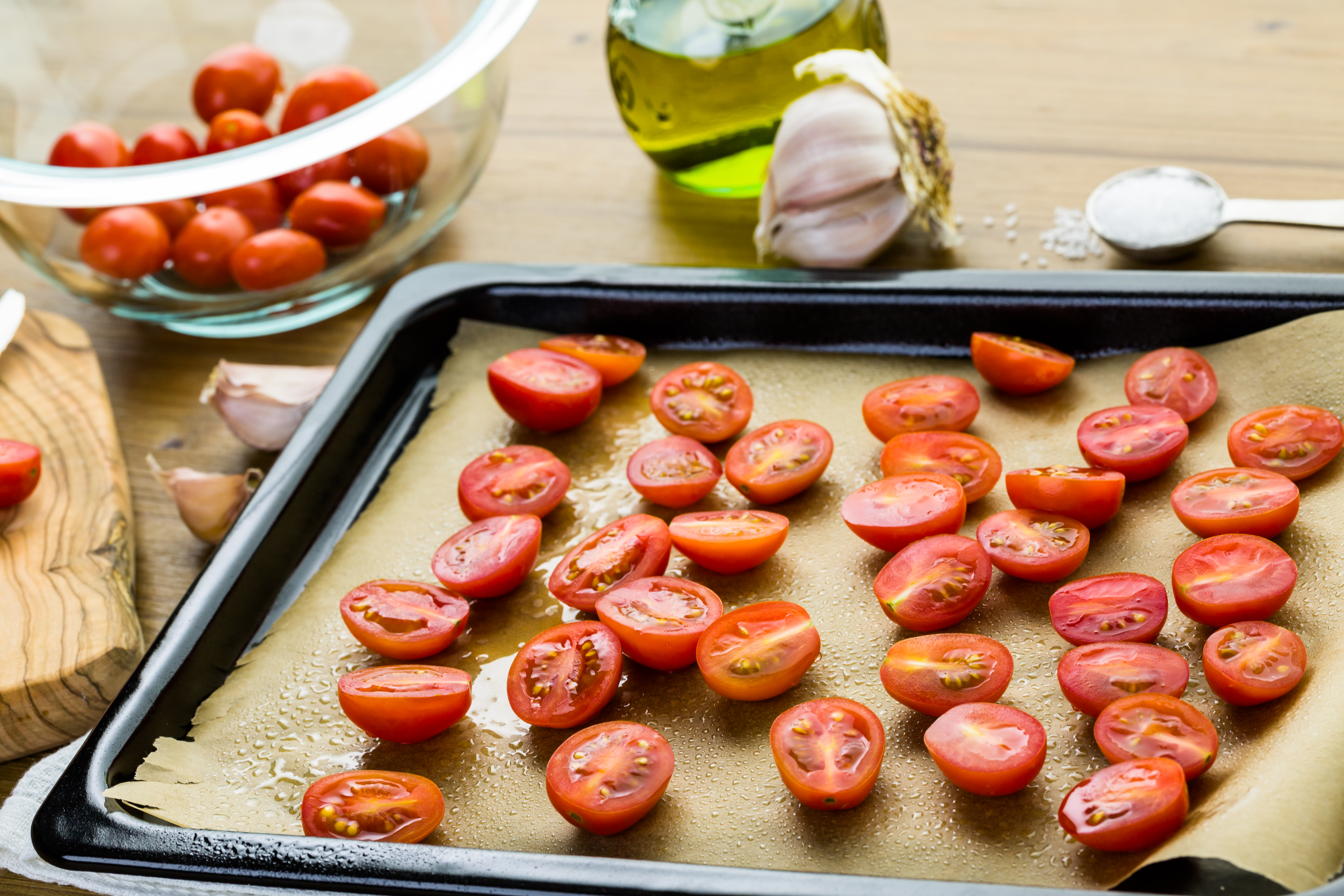Сколько запекать помидоры. Помидоры запеченные в духовке. Запеченные томаты черри. Печеный помидор черри. Томаты черри жареные.