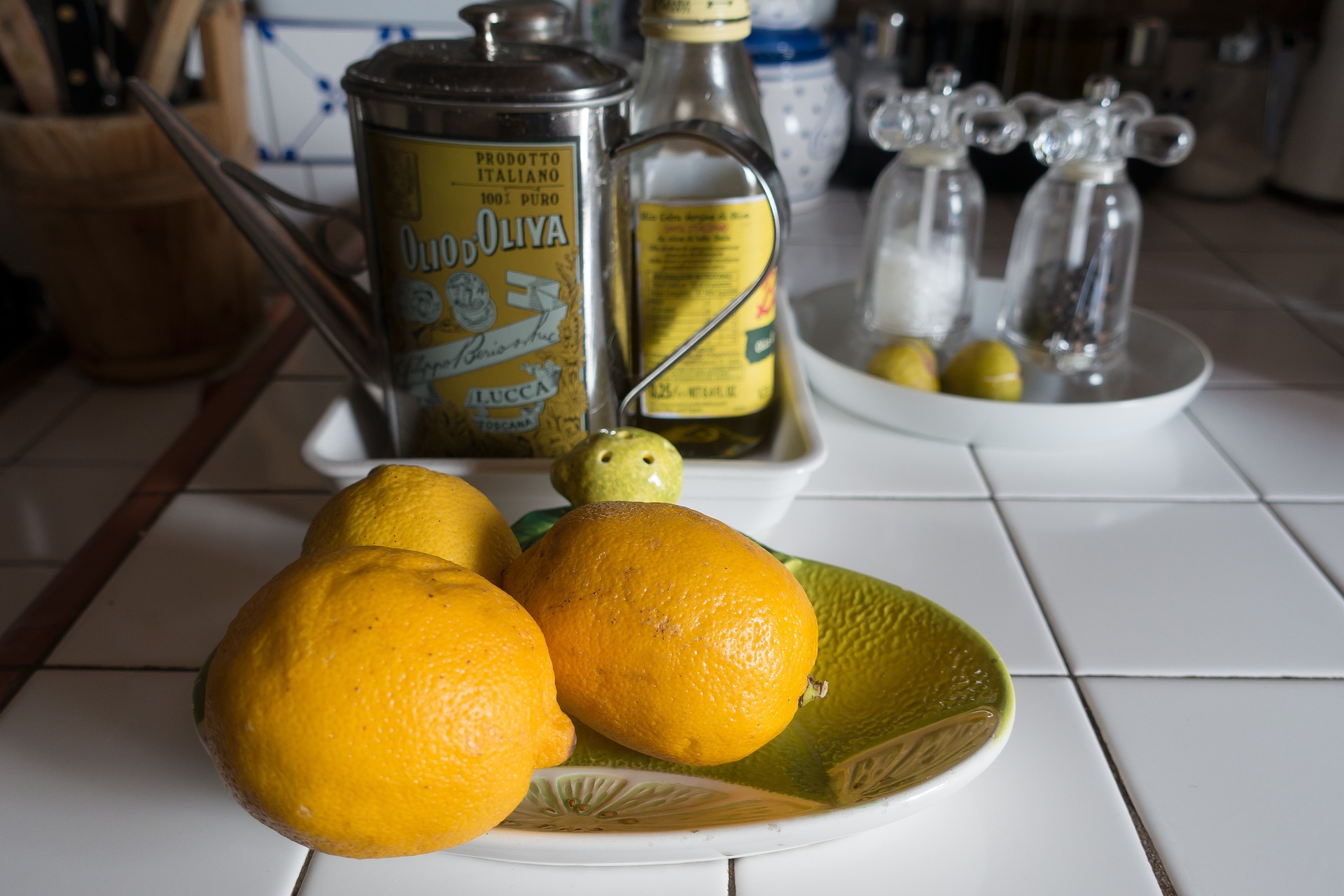 Сок лимона для лица. Масло оливковое с лимоном. Лимоны маслом. Блюда с лимонной цедрой. Оливковое масло с цедрой лимона.