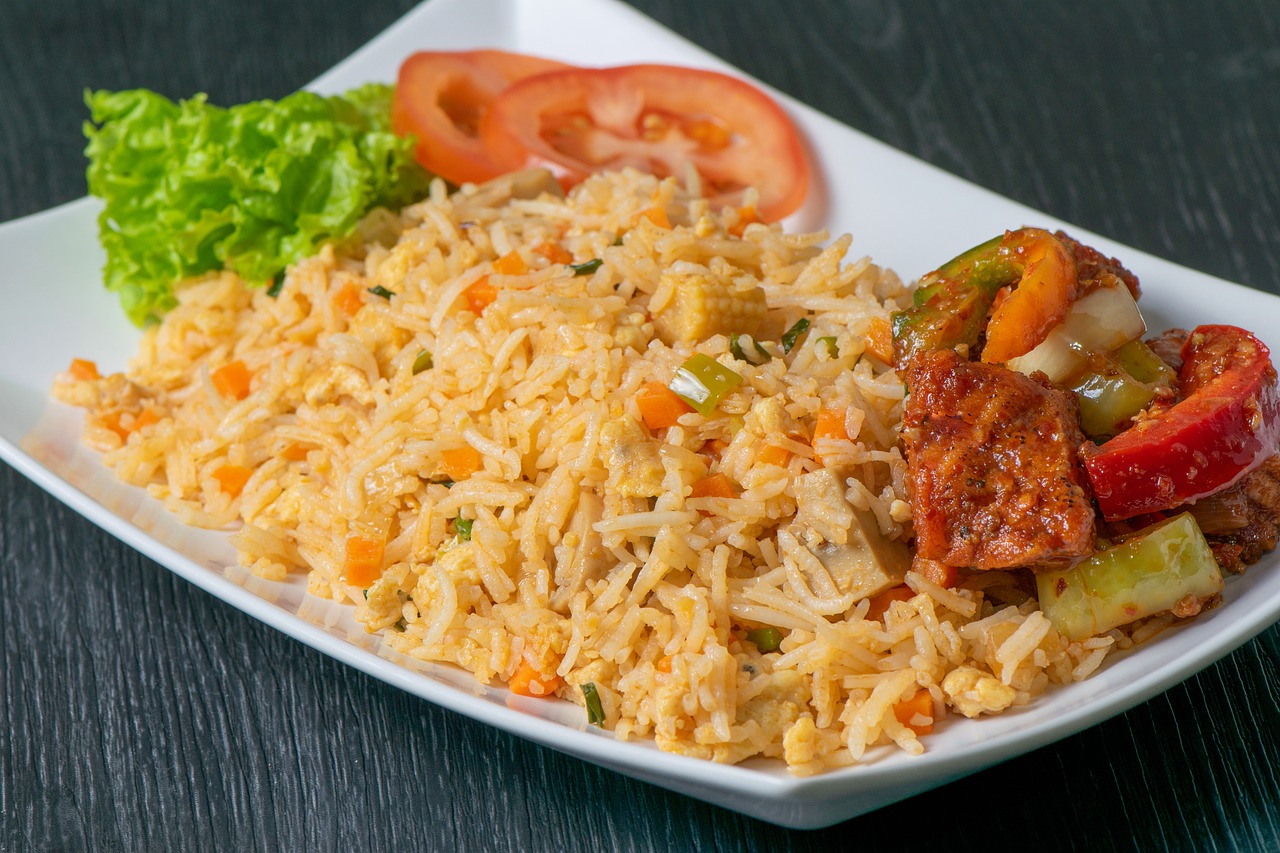 Рис шри ланка. Nasi Goreng Шри Ланка. Плов с жареным рисом. Жареный рис для обеда.