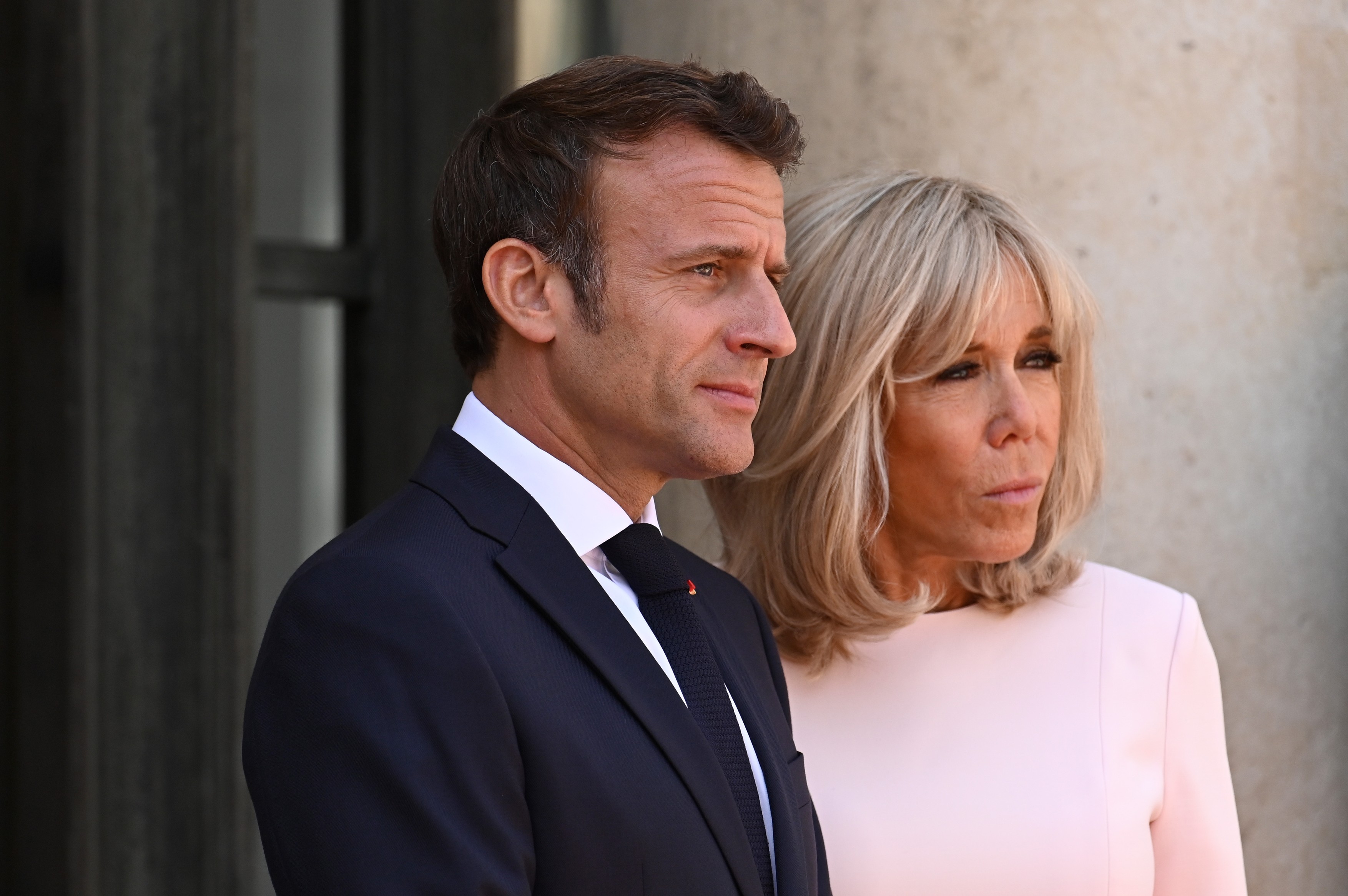 Жена макрона сколько лет разница. Жена президента Франции Макрона. Макрон Эммануэль с женой. Макрон с женой 2022. Брижит Макрон свадьба.