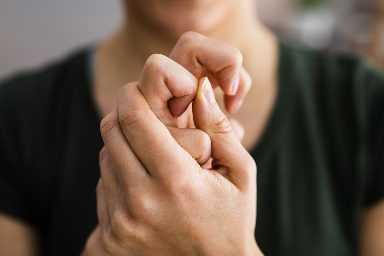 Hai l’abitudine di schioccare le dita?  Gli esperti stanno scoprendo come influisce sulla salute delle articolazioni